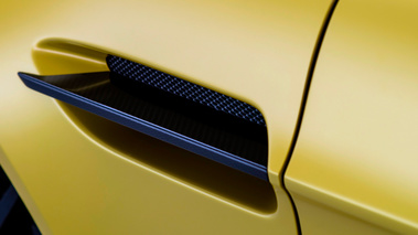 Aston Martin V12 Vantage S - jaune - écopes carbone