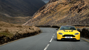 Aston Martin V12 Vantage S - jaune - face avant, filé