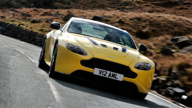 Aston Martin V12 Vantage S - jaune - face avant penché filé