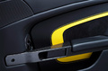 Aston Martin V12 Vantage S jaune panneau de porte