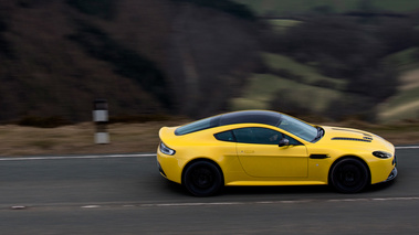 Aston Martin V12 Vantage S - jaune - profil droit dynamique