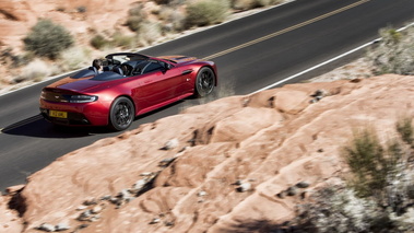 Aston Martin V12 Vantage S Roadster - rouge - 3/4 arrière droit dynamique