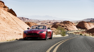 Aston Martin V12 Vantage S Roadster - rouge - face avant
