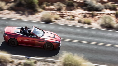 Aston Martin V12 Vantage S Roadster - rouge - profil droit dynamique penché