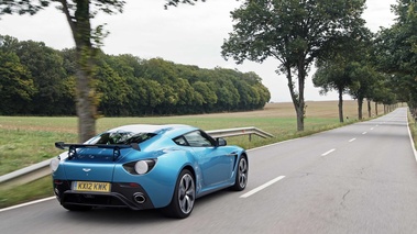 Aston Martin V12 Zagato bleu 3/4 arrière droit travelling 3