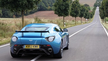 Aston Martin V12 Zagato bleu 3/4 arrière droit travelling