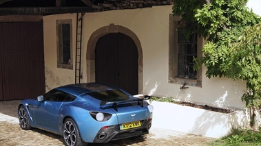 Aston Martin V12 Zagato bleu 3/4 arrière gauche 2