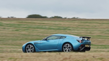 Aston Martin V12 Zagato bleu 3/4 arrière gauche filé