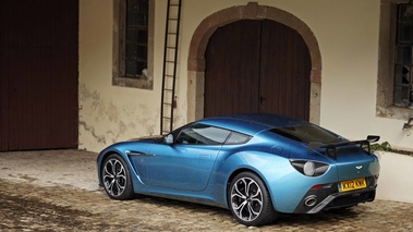 Aston Martin V12 Zagato bleu 3/4 arrière gauche