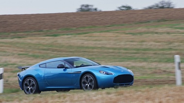 Aston Martin V12 Zagato bleu 3/4 avant droit filé