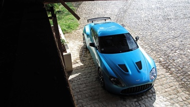 Aston Martin V12 Zagato bleu 3/4 avant droit vue de haut