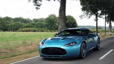 Aston Martin V12 Zagato bleu 3/4 avant gauche travelling 2