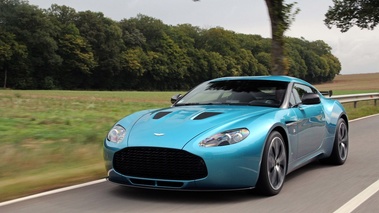 Aston Martin V12 Zagato bleu 3/4 avant gauche travelling