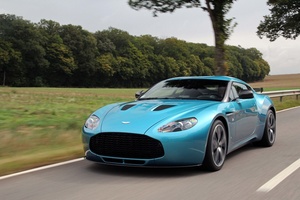 Aston Martin V12 Zagato bleu vue de 3/4 avant gauche en travelling