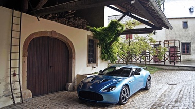 Aston Martin V12 Zagato bleu 3/4 avant gauche