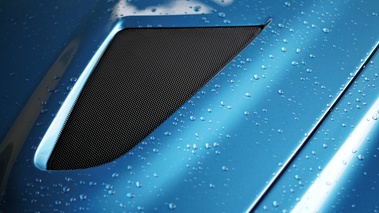 Aston Martin V12 Zagato bleu aération capot