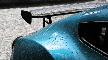 Aston Martin V12 Zagato bleu courbures d'aile