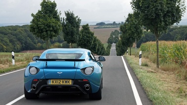 Aston Martin V12 Zagato bleu face arrière travelling 2