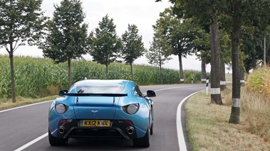 Aston Martin V12 Zagato bleu face arrière travelling