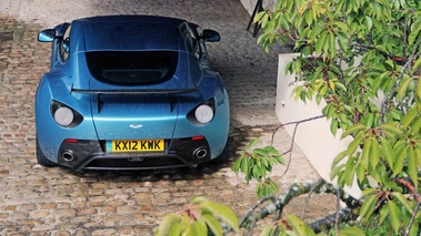 Aston Martin V12 Zagato bleu face arrière vue de haut