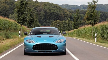 Aston Martin V12 Zagato bleu face avant travelling 2