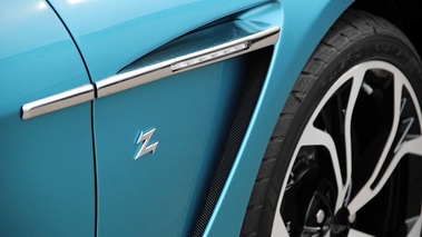 Aston Martin V12 Zagato bleu logo aile avant 2