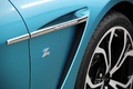 Aston Martin V12 Zagato bleu logo aile avant 2