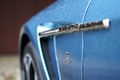 Aston Martin V12 Zagato bleu logo aile avant