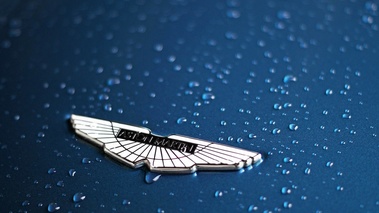 Aston Martin V12 Zagato bleu logo capot
