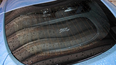 Aston Martin V12 Zagato bleu logo plage arrière