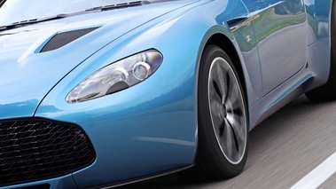 Aston Martin V12 Zagato bleu phare avant travelling