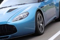 Aston Martin V12 Zagato bleu phare avant travelling