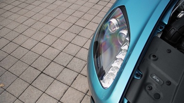 Aston Martin V12 Zagato bleu phare avant