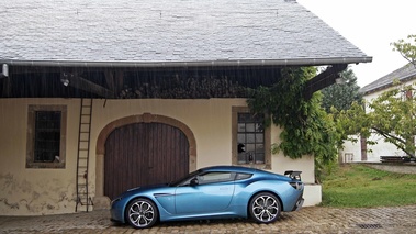 Aston Martin V12 Zagato bleu profil