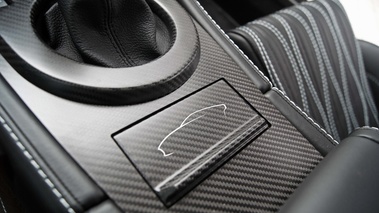 Aston Martin V12 Zagato logo console centrale