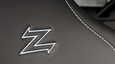 Aston Martin V12 Zagato logo siège 2