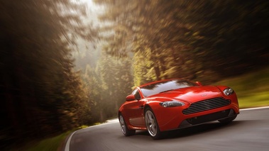 Aston Martin V8 Vantage 2013 - rouge - 3/4 avant droit, dynamique