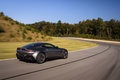 Aston Martin V8 Vantage anthracite 3/4 arrière droit travelling