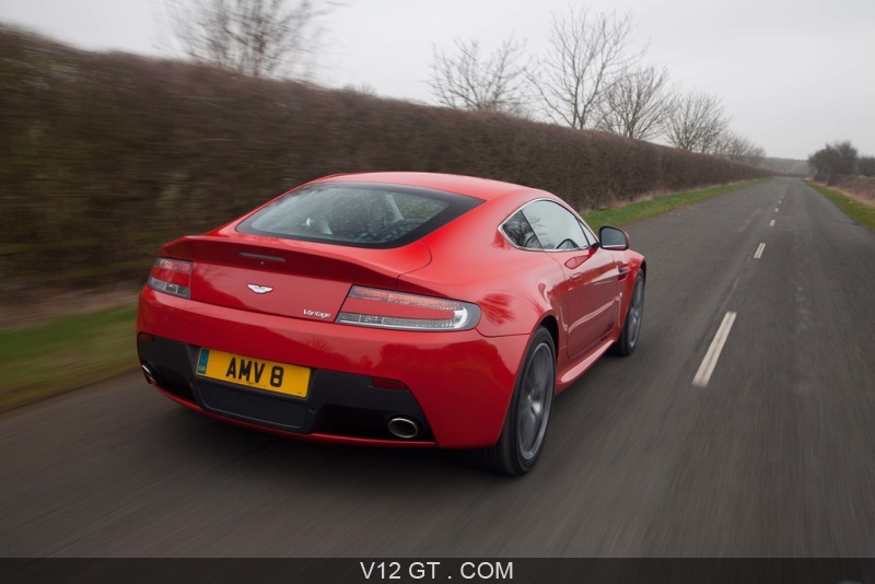 Aston Martin V8 Vantage MkII orange 3/4 arrière droit travelling penché