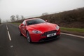 Aston Martin V8 Vantage MkII orange 3/4 avant droit travelling penché