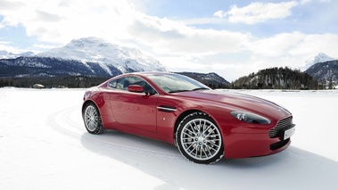 Aston Martin V8 Vantage rouge 3/4 avant droit