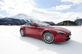 Aston Martin V8 Vantage rouge 3/4 avant droit