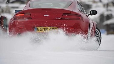Aston Martin V8 Vantage rouge face arrière