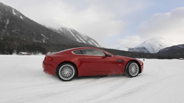 Aston Martin V8 Vantage rouge profil travelling
