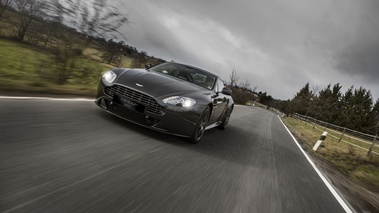 Aston Martin V8 Vantage SP10 - grise - 3/4 avant droit dynamique