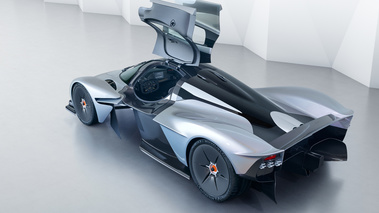 Aston Martin Valkyrie gris 3/4 arrière gauche portes ouvertes vue de haut