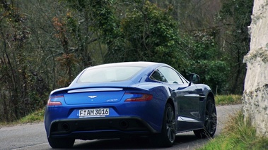 Aston Martin Vanqsuih bleu 3/4 arrière droit