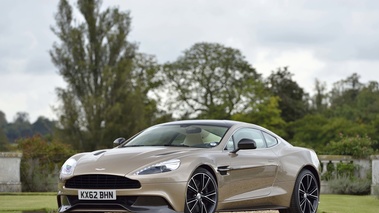 Aston Martin Vanquish beige 3/4 avant gauche