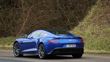 Aston Martin Vanquish bleu 3/4 arrière 3