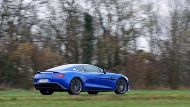 Aston Martin Vanquish bleu 3/4 arrière droit filé